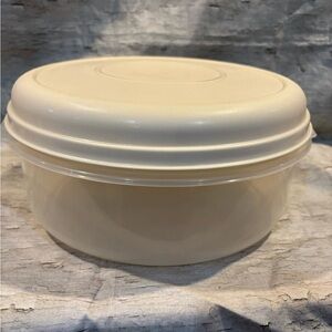 Rubbermaid vintage Almond Servin' Saver plastic Container